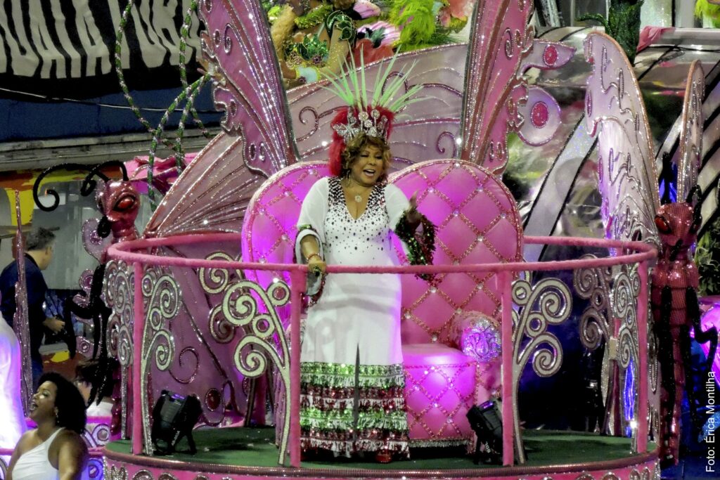 Alcione durante o desfile da Escola de Samba Mocidade Alegre em São Paulo (SP) em 2018. Foto Érica Montilha -CC4.0