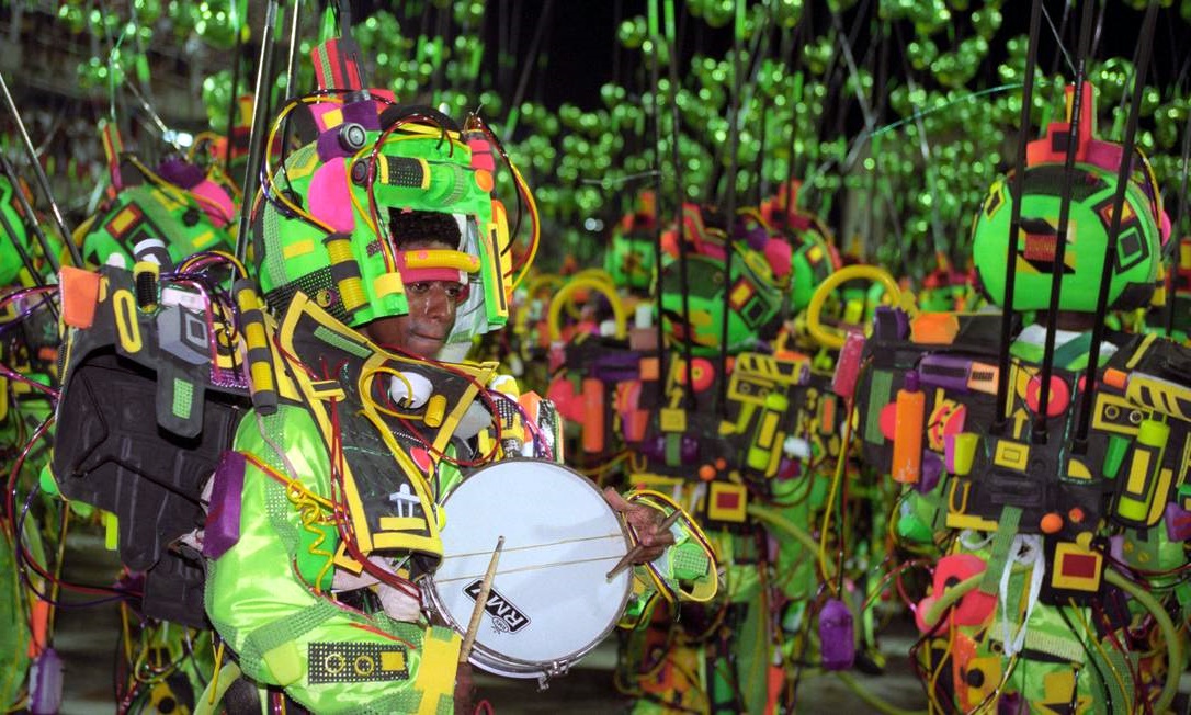 Ala da Bateria da Imperatriz Leopoldinense no carnaval de 1998. Escola foi a terceira colocada no Grupo Especial com o enredo "Quase no ano 2000" da carnavalesca Rosa Magalhães. Foto de Fernando Maia.