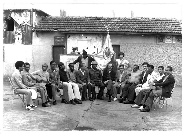 Encontro de compositores na quadra da Morada do Samba (1974): Sentados: Julio Caqui, o Caqui do Pandeiro), Seu Beto, Talismã, Zeca da Casa Verde, João Dionísio, Odair Fala Macio (Odair Ferreira), China, Califa, Jangada, Osvaldinho da Cuíca, Doca, Julinho, Ideval, Caveirinha, Kazinho. Em pé: Jaburú e, com o pavilhão da Mocidade, Nelí
